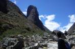 Observando a paisagem montanhosa no trekking de Santa Cruz, na Cordillera Blanca, região de Huaraz - Peru